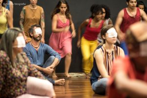 Público de olhos vendados em novo espetáculo da Cia Ananda de Dança @ Centro Cultural Salgado Filho 