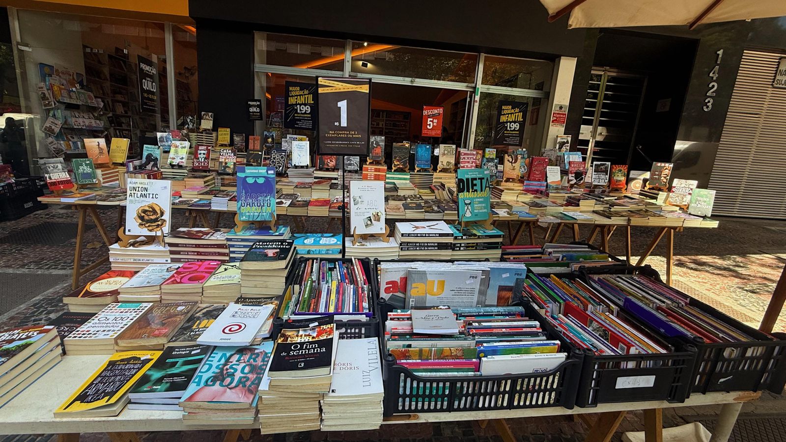 LIVRARIA OUTLET DE LIVRO FAZ LIQUIDAÇÃO FINAL NA SAVASSI E REÚNE 10 MIL ...